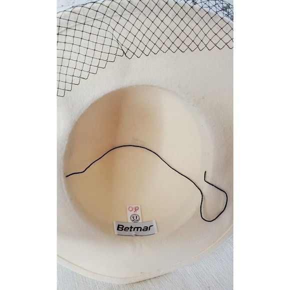 VINTAGE | Plaza Suite for BETMAR | Ladies Cream White Fishnet Veil Bow Wool Hat - Picture 9 of 10